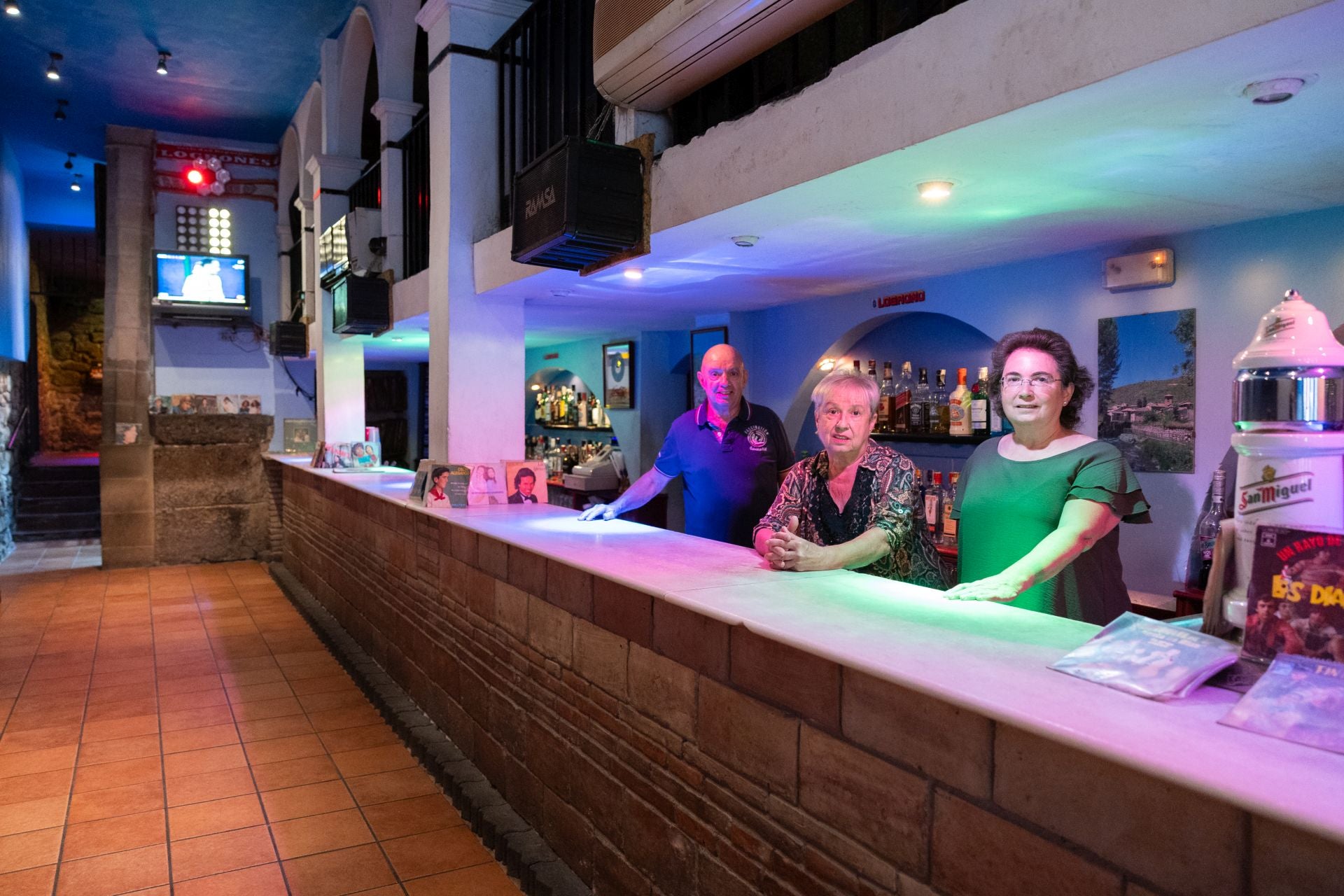 Ventura, junto a sus dos hermanas, tras la barra del Brieva.