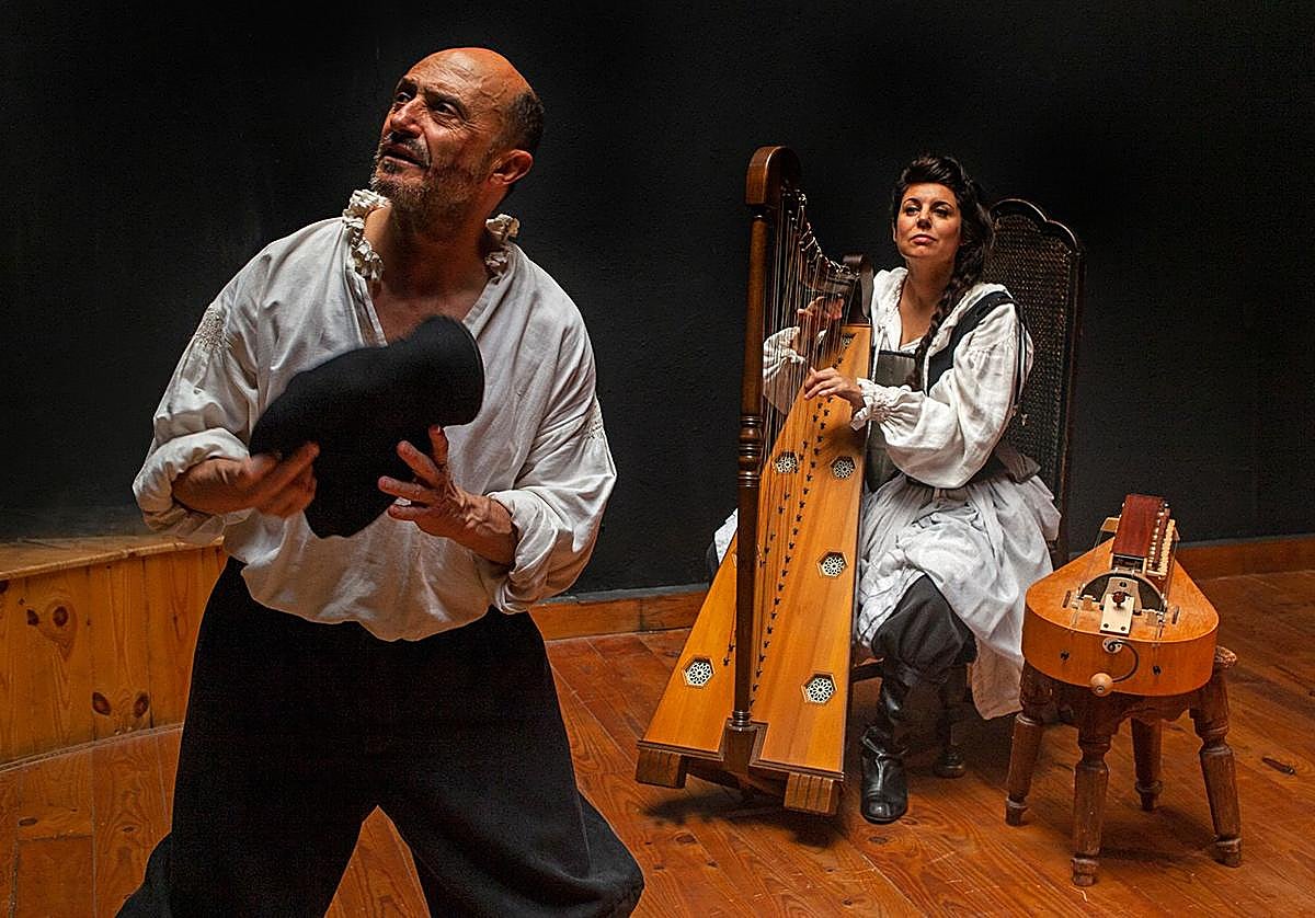 Pepe Viyuela, acompañado por Sara Águeda, interpreta sobre las tablas al buscavidas Onofre.