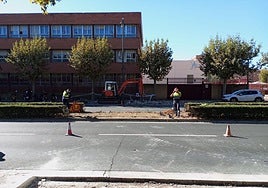 Habilitación provisional de un paso de peatones en Duques de Nájera, concretamente para conectar los edificios de Jesuitas.
