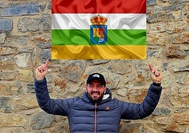 Fausto Cambero Hervías señala una bandera de La Rioja.