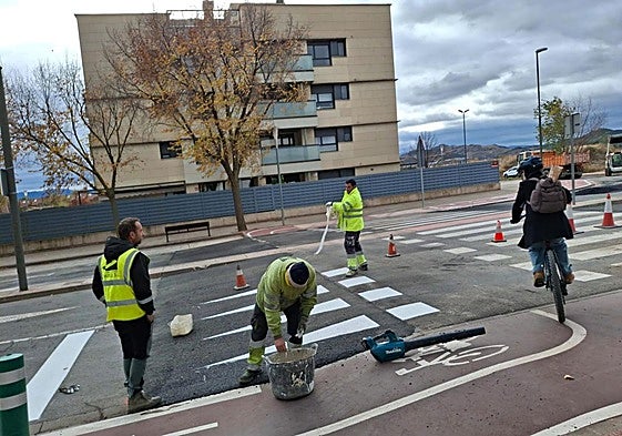 Trabajos para suavizar la elevación del paso, junto al carril bici.