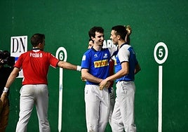 Martija y Zabala se saludan al final de uno de los tres partidos que jugaron juntos en la competición del 2024.