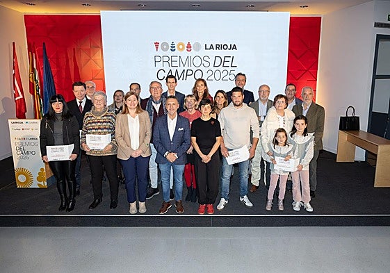 Los premiados, junto a los organizadores y patrocinadores de la gala.