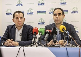 Gustavo Navas, presidente de ANPE-Rioja, y Andrés Toledo, Defensor del Profesor en La Rioja, en la presentación del informe anual del curso pasado.