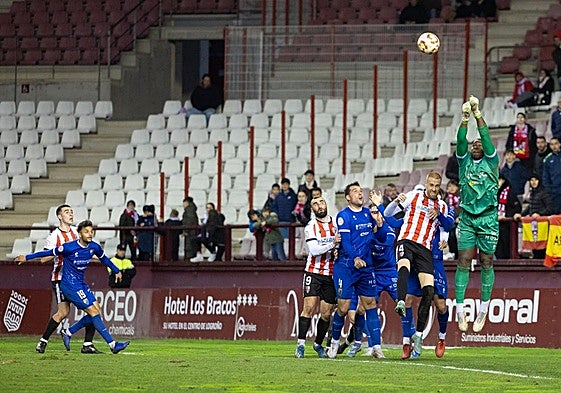 Taliby, ahora en la UDL, despeja un balón en Las Gaunas con la camiseta del Teruel.