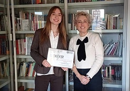 Alicia Fernández de Arcaya, con el diploma, junto a la presidenta de la APR, Ana Castellanos.