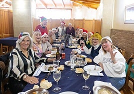 Un grupo de amigas celebra su comida de Navidad en el Mesón Cid de Logroño.