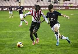 El blanquirrojo Lhery controla el balón en el área del Eibar B.