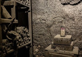 Varias botellas reposan en uno de los calados del siglo XV de Bodegas Valdelana.