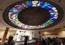 Cúpula con la vidriera y conjunto del altar de Miguel Ángel Sáinz, en la parroquia de la Santísima Trinidad de Calahorra, en la visita de ayer.