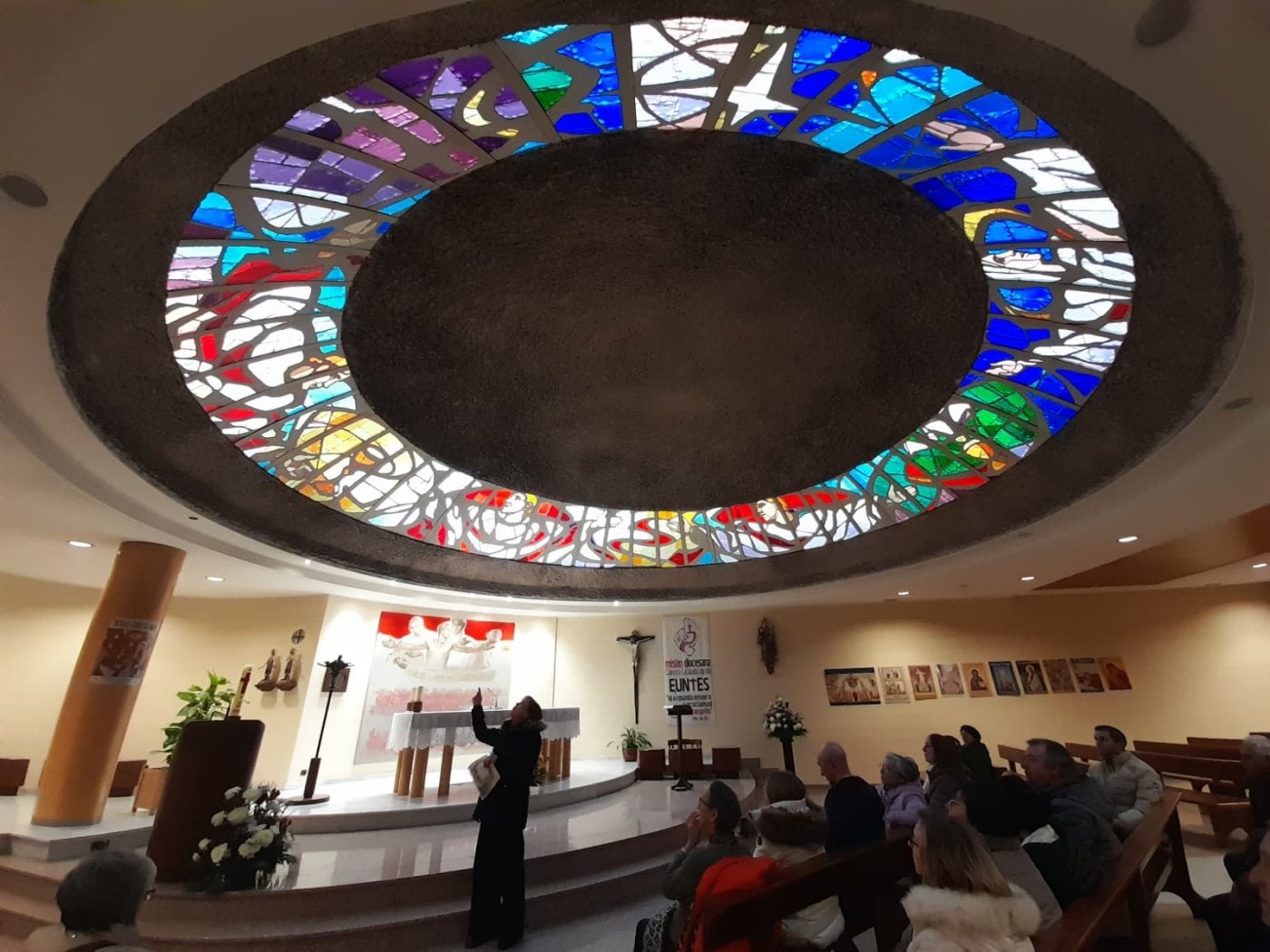Cúpula con la vidriera y conjunto del altar de Miguel Ángel Sáinz, en la parroquia de la Santísima Trinidad de Calahorra, en la visita de ayer.