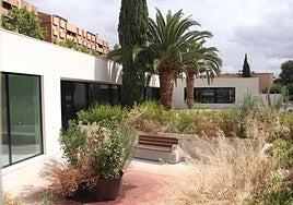 El edificio del centro de día cumple quince meses desde la finalización de su construcción a la espera de entrar en servicio.