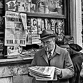 José María Arechaga, tras comprar los periódicos en el quiosco de El Espolón el 21 de noviembre de 1975.