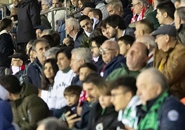 Aficionados en un campo de fútbol de La Rioja.