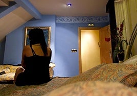 Una mujer en un club de alterne, en una imagen de archivo.