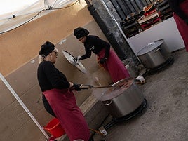 Preparación de las alubias que se han servido durante la jornada.