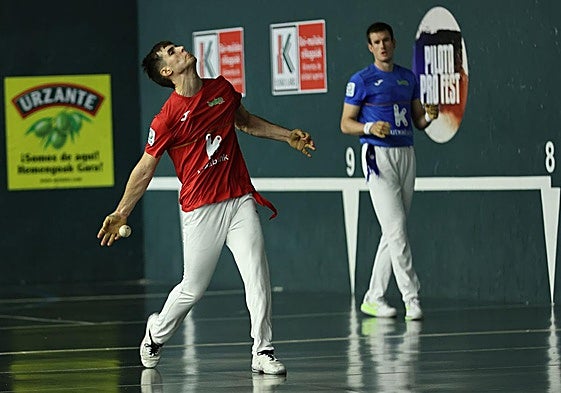 Iztueta golpea de derecha con Mariezkurrena al fondo.