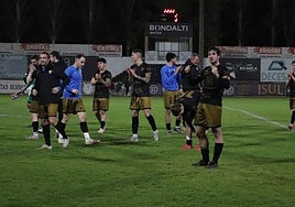 El Alfaro celebró el triunfo vistiendo la camiseta del 50 aniversrario de su campo.