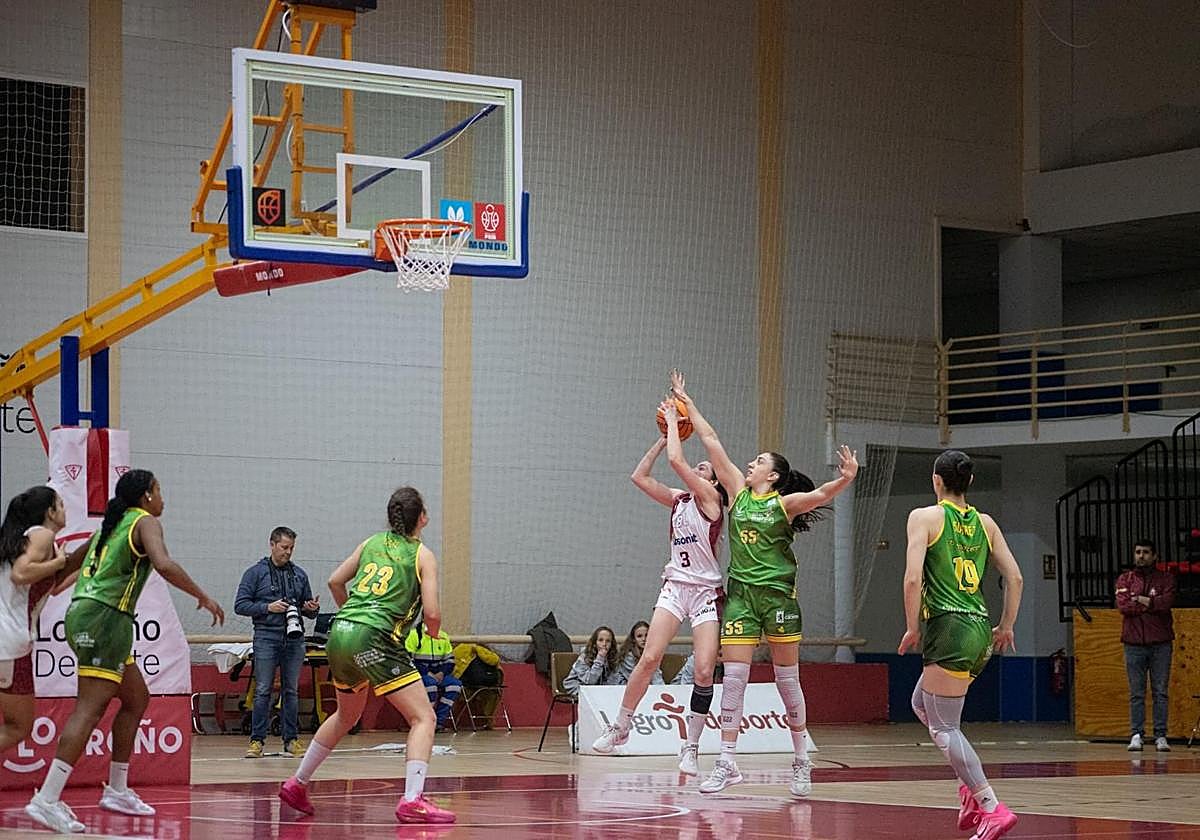 Ceci Aldecoa intenta lanzar ante Gauna.