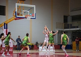 Ceci Aldecoa intenta lanzar ante Gauna.