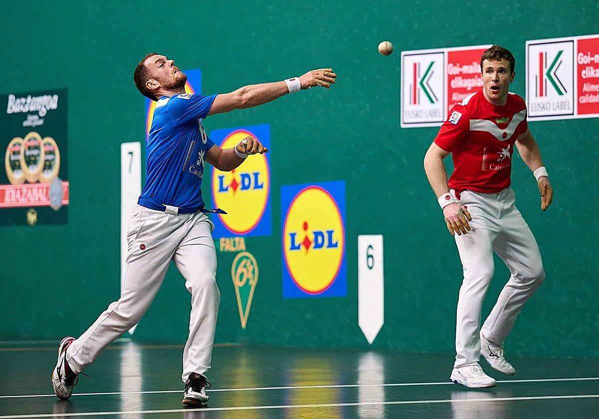 Laso golpea la pelota mientras Artola observa atentamente.
