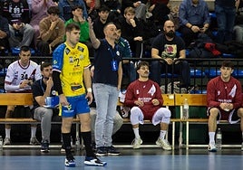 Miguel Ángel Velasco protesta una acción desde el banquillo.