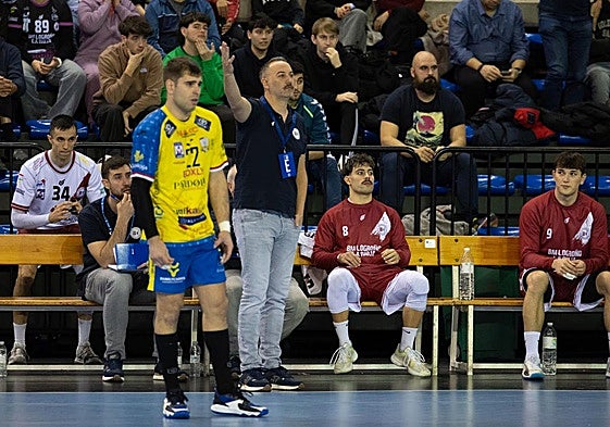 Miguel Ángel Velasco protesta una acción desde el banquillo.