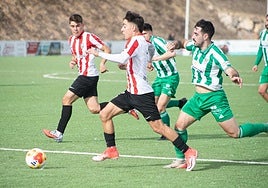 Un momento del partido entre blanquirrojos y riojabejeños.
