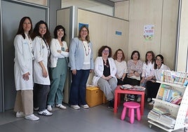 El equipo de Pediatría, la biblioteca y librerías de la localidad colaboran en el proyecto, con el rincón de lectura infantil como lugar visible.