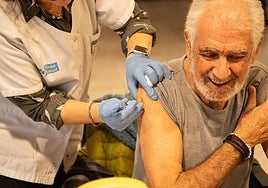 Un hombre recibe la vacuna contra la gripe este lunes en el Hospital San Pedro, aprovechando el punto de vacunación sin cita previa.