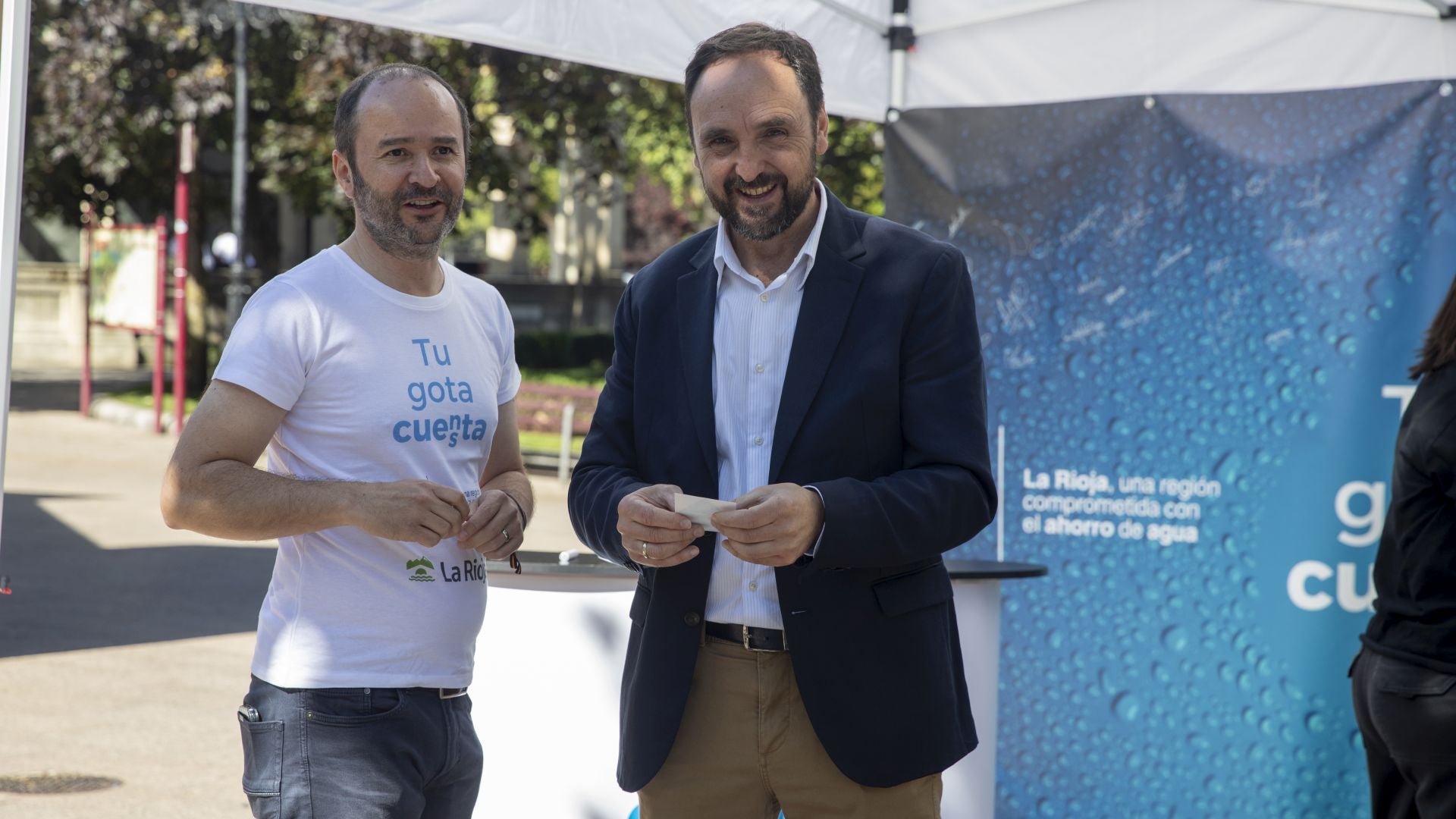 José María Infante, a la derecha, durante la presentación de un programa de ahorro de agua.