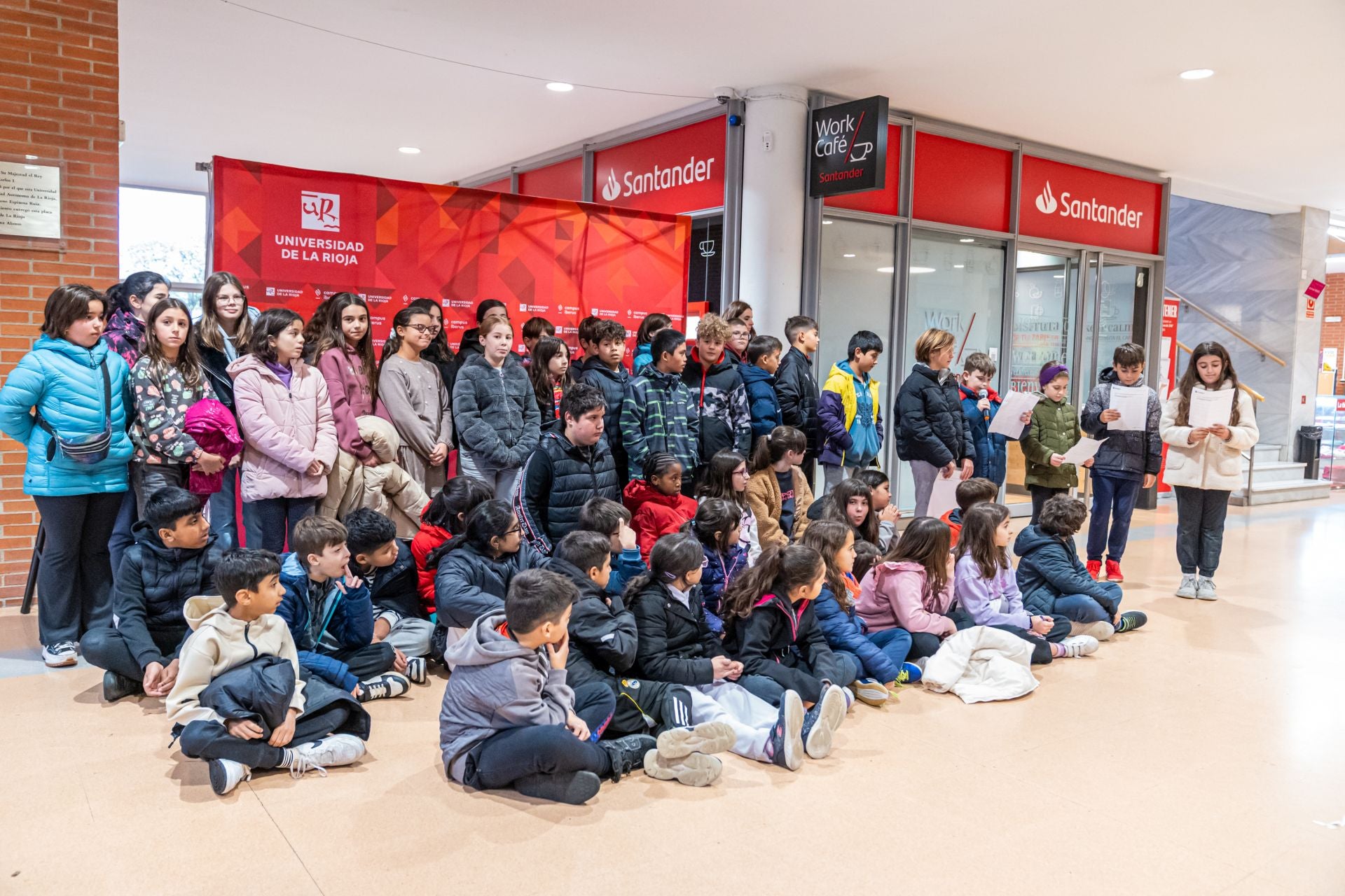 Lectura del manifiesto con motivo del 25N en la UR.
