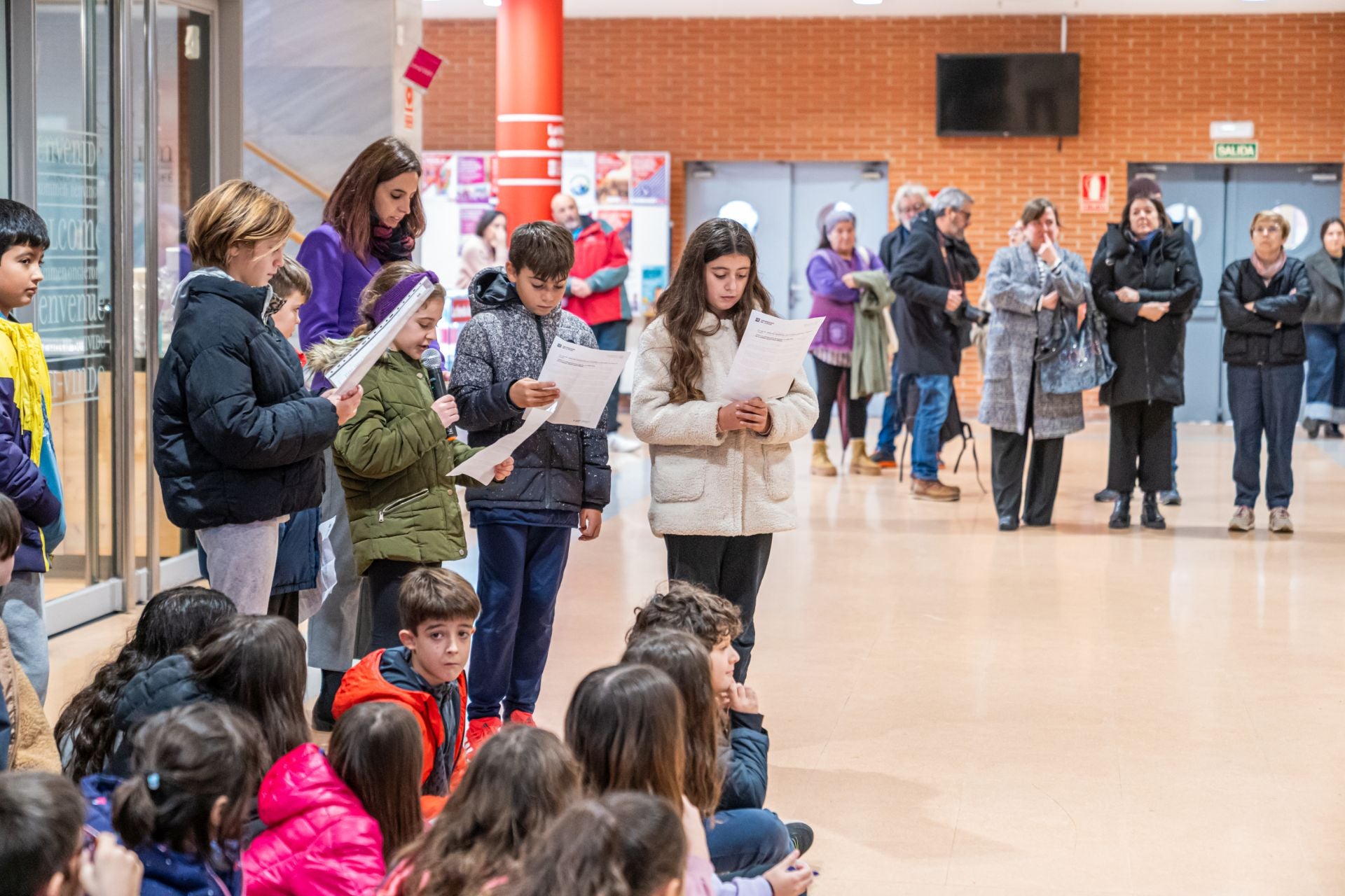 Lectura del manifiesto con motivo del 25N en la UR.