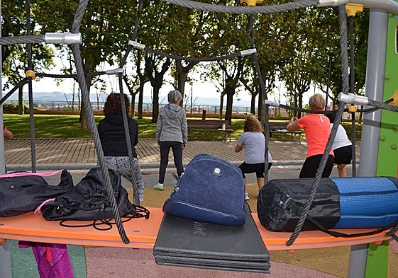 Participantes, en las clases de actividad física para personas mayores del Ayuntamiento este verano.