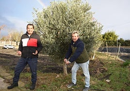 El mexicano Pedro Isabeles y el calagurritano José Luis Acereda con diferentes aparatos de medición del suelo, ayer en Calahorra.