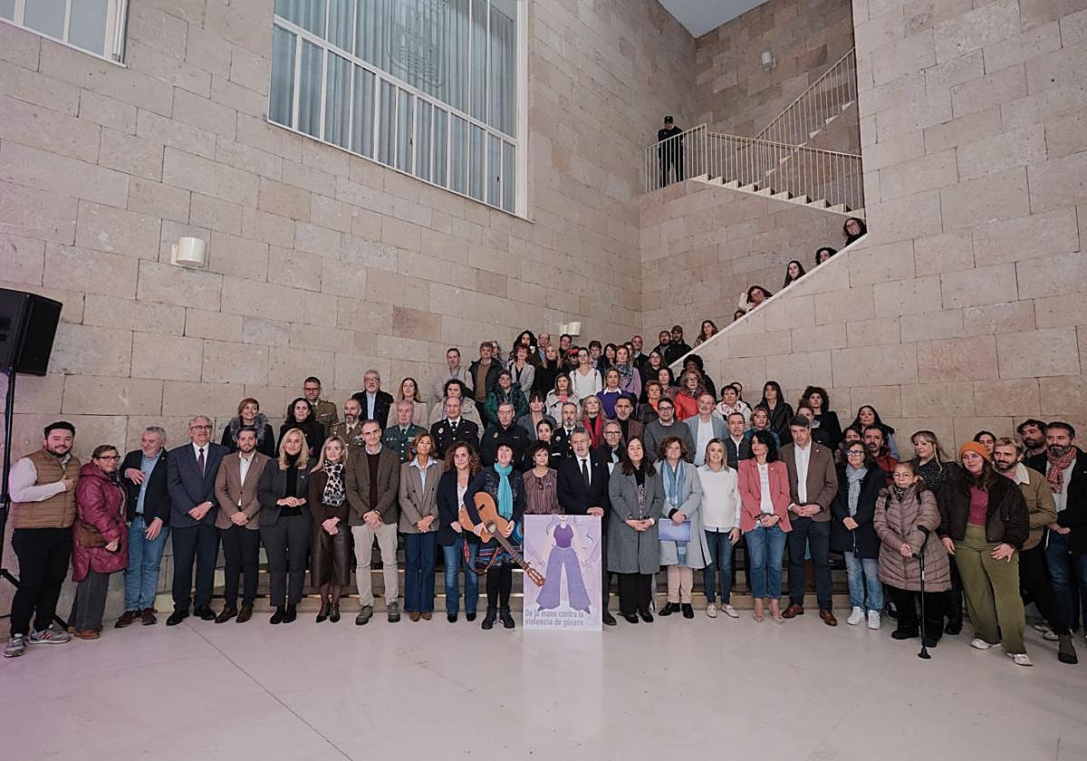 Foto de familia en el Ayuntamiento este martes.