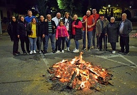 Un grupo de familiares y amigos posan junto a su hoguera en Los Marchos de Fuenmayor de 2022.