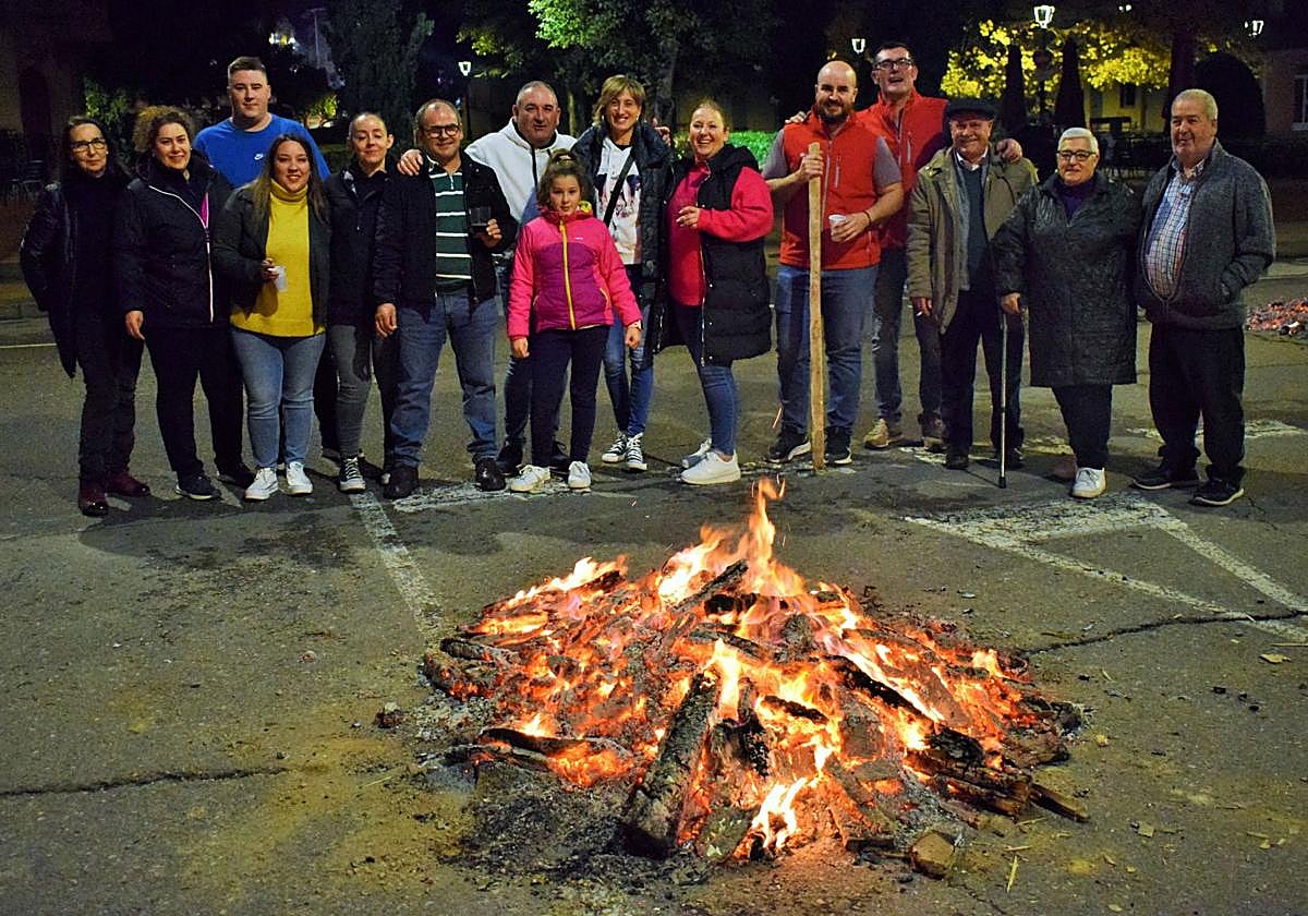 Un grupo de familiares y amigos posan junto a su hoguera en Los Marchos de Fuenmayor de 2022.
