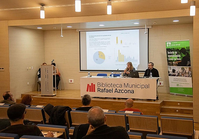 Momento de la presentación del informe, en la biblioteca municipal Rafael Azcona.