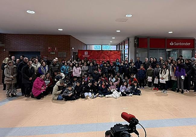 Lectura de un manifiesto contra la violencia de género por parte de los alumnos del colegio Caballero de la Rosa, en la Universidad de La Rioja.