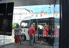 Parada del autobús urbano de la plaza del Raso.