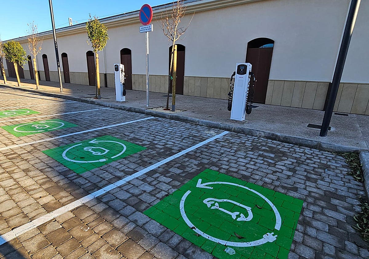 Imagen principal - Distintos espacios y servicios de la nueva estación.