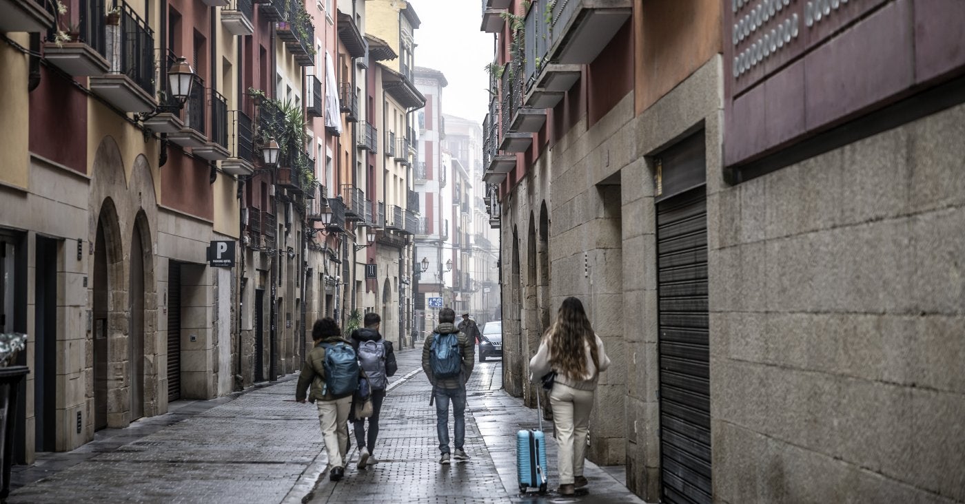 Un grupo de jóvenes turistas recorre el Casco Antiguo de Logroño.