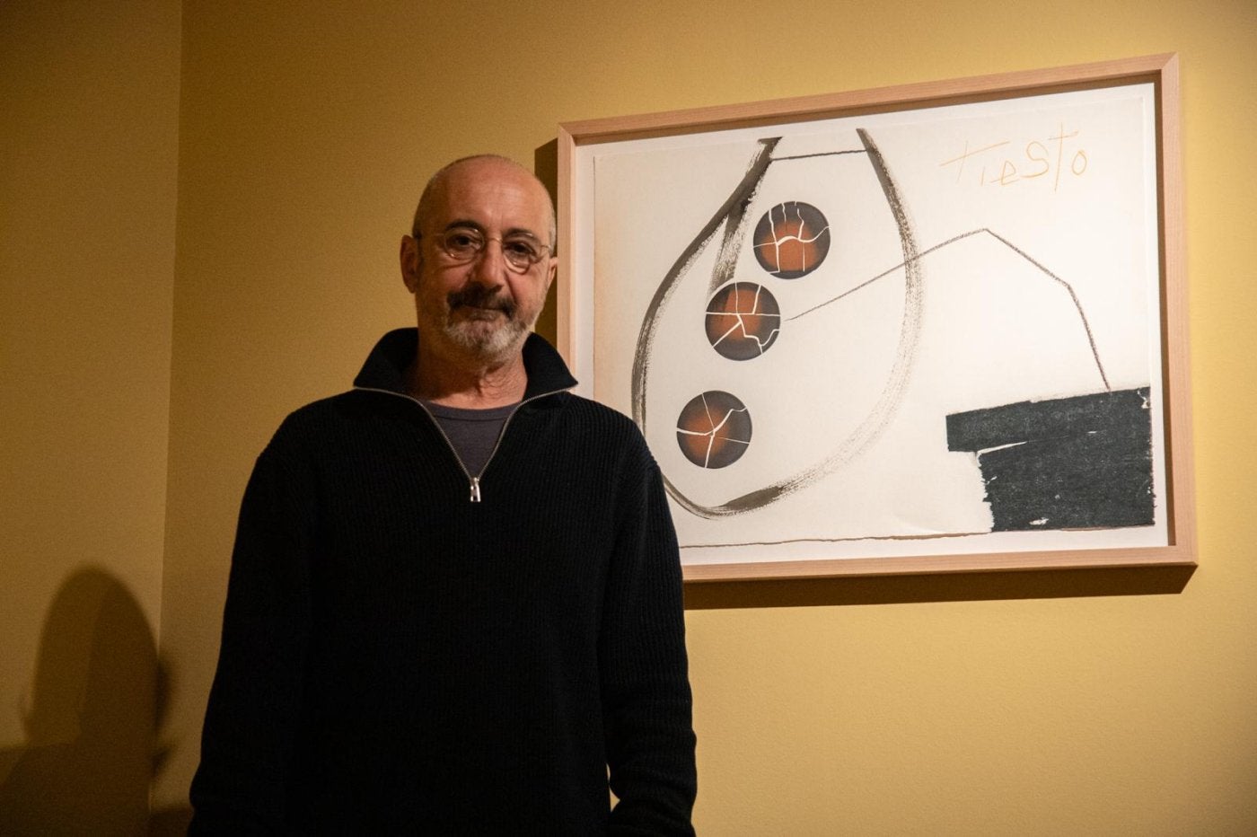 El artista Rafa Pérez posa ante uno de sus lienzos expuestos en el Museo de La Rioja.