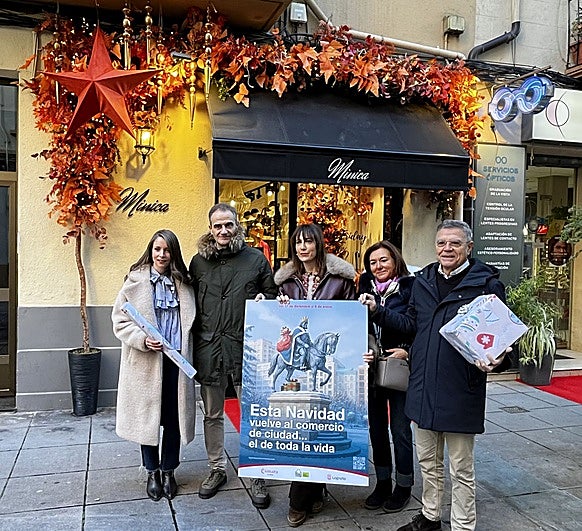 Representantes de los comerciantes, el Ayuntamiento y la Cámara de Comercio, en la presentación de la campaña.