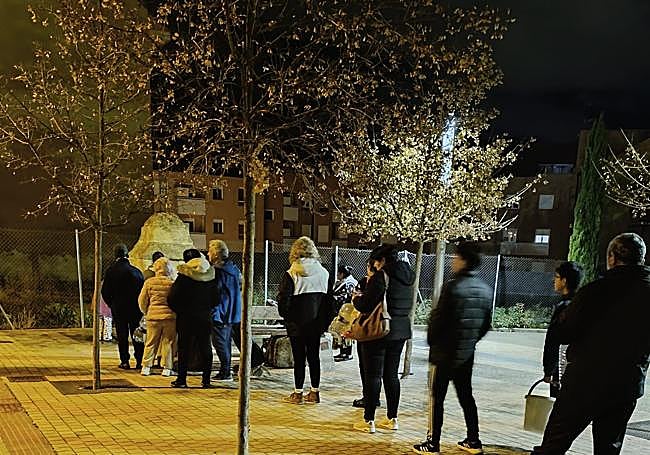 Vecinos da zona cogen agua de la fuente de la carretera de Alberite, en Villamediana.