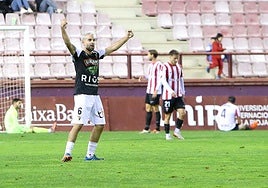 Un jugador del Tudelano celebra ante el pesar de los blanquirrojos.