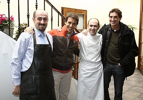 Los hermanos Paniego –Francis y Chefe– felicitaron a los Echapresto (Ignacio y Carlos) al conseguir su primera Estrella Michelin.