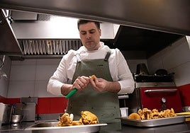 Javier Ruiz, en la cocina de Luma, limpiando los rebozuelos que servirá en escabeche con puerros a la brasa y ajoblanco de anacardo.