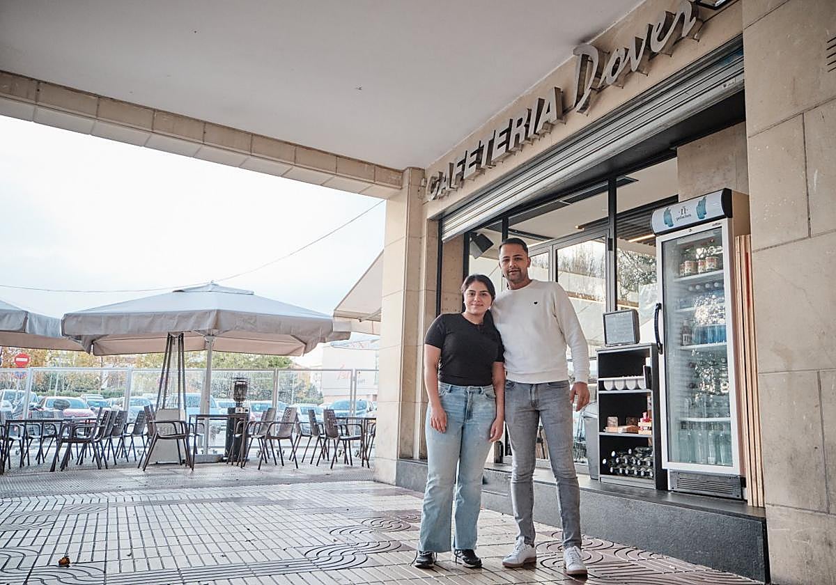 Alex Iacob y Maryuri Araque, dos de los camareros que atienden en Dover.